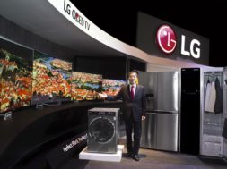 01_LG_Europe_Region_Head_Brain_Na_introducing_2015_new_LG_products_at_LG_InnoFest_Europe_held_in_Lisbon-Large.jpg