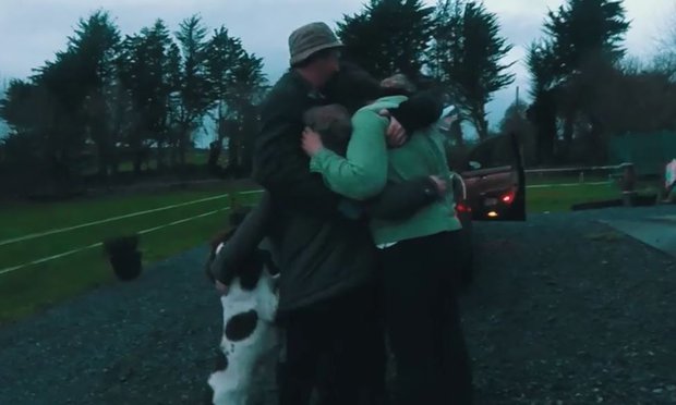 LIIGUTAV VIDEO! Vaata, kuidas inimesed jõuluks koju jõuavad ja nende pered õnnest nutavad